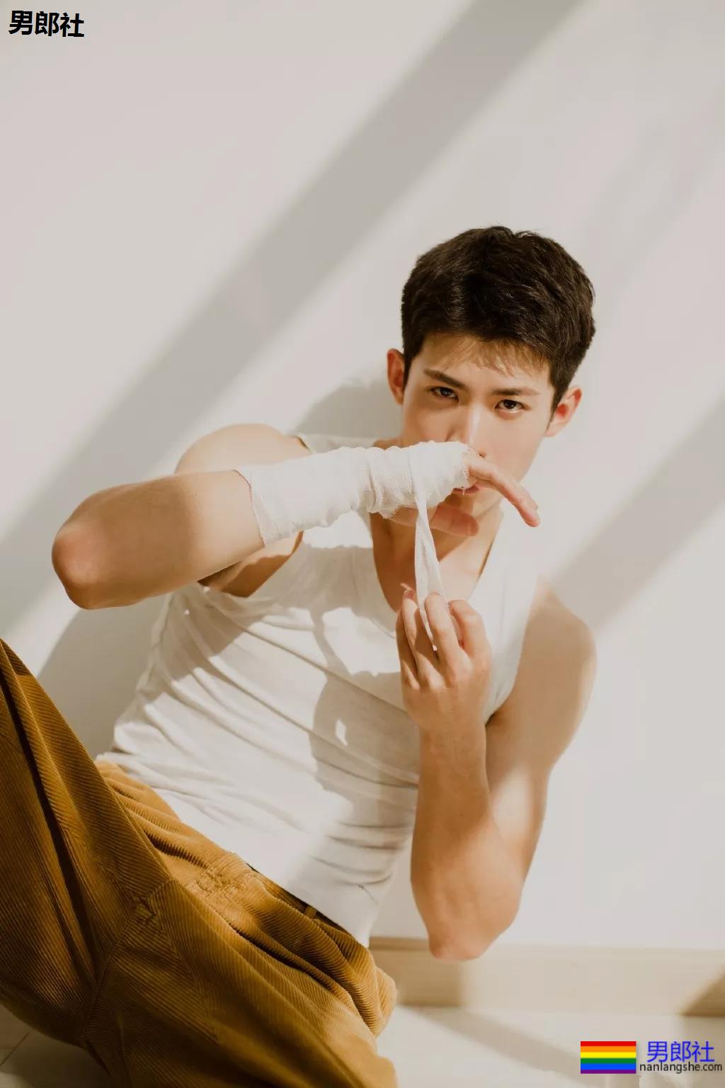 成龙背后高帅肌肉小狼狗扒到了!腹肌长腿鼻梁挺,实力惊人! - 51虹马 成龙背后高帅肌肉小狼狗扒到了!腹肌长腿鼻梁挺,实力惊人! - 51虹马