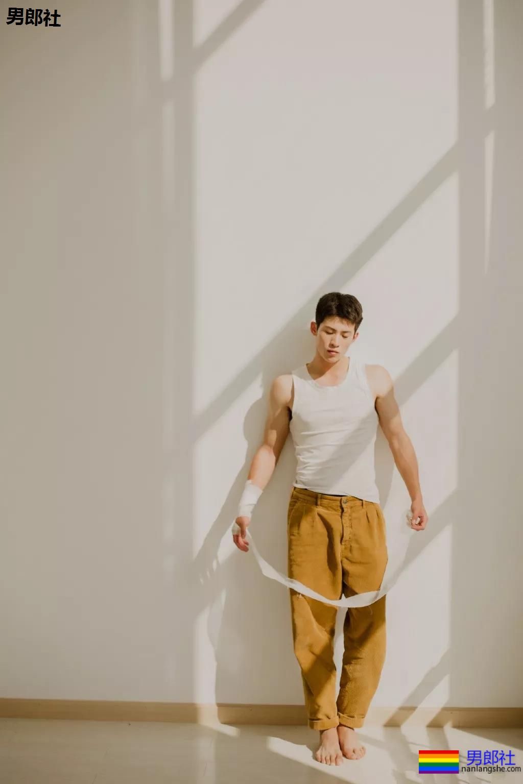 成龙背后高帅肌肉小狼狗扒到了!腹肌长腿鼻梁挺,实力惊人! - 51虹马 成龙背后高帅肌肉小狼狗扒到了!腹肌长腿鼻梁挺,实力惊人! - 51虹马