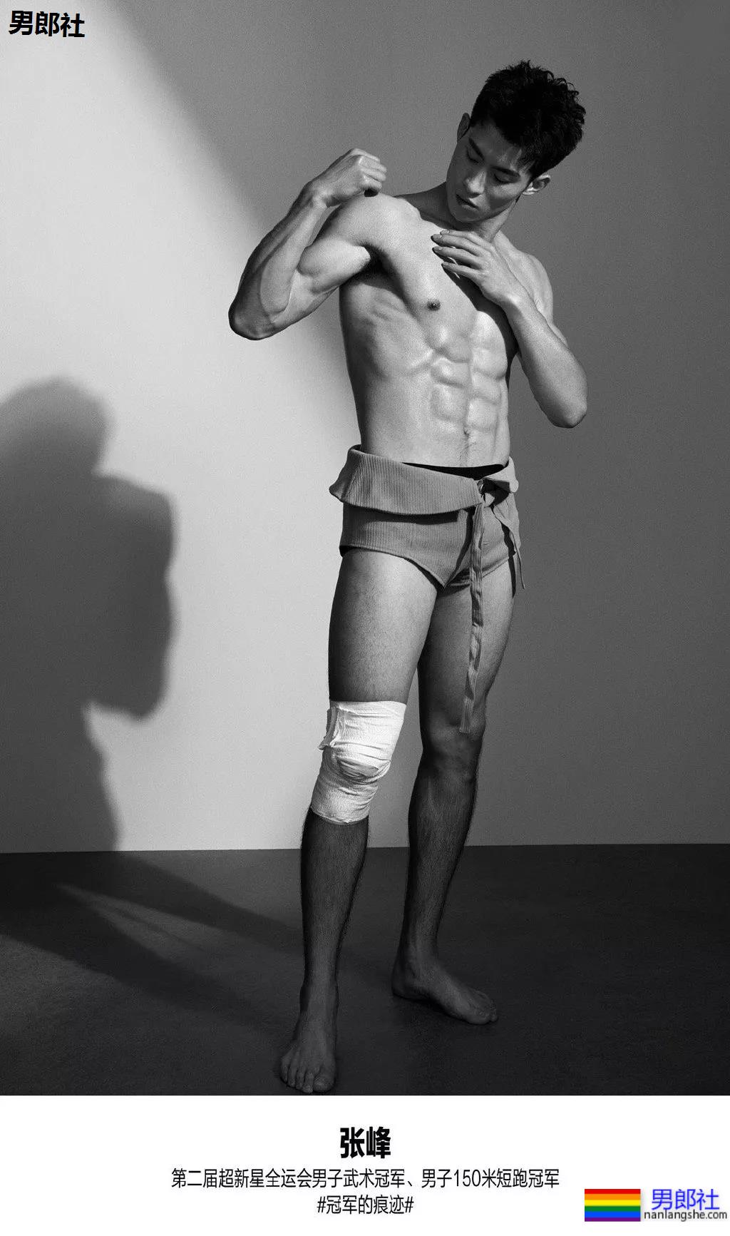 成龙背后高帅肌肉小狼狗扒到了!腹肌长腿鼻梁挺,实力惊人! - 51虹马 成龙背后高帅肌肉小狼狗扒到了!腹肌长腿鼻梁挺,实力惊人! - 51虹马