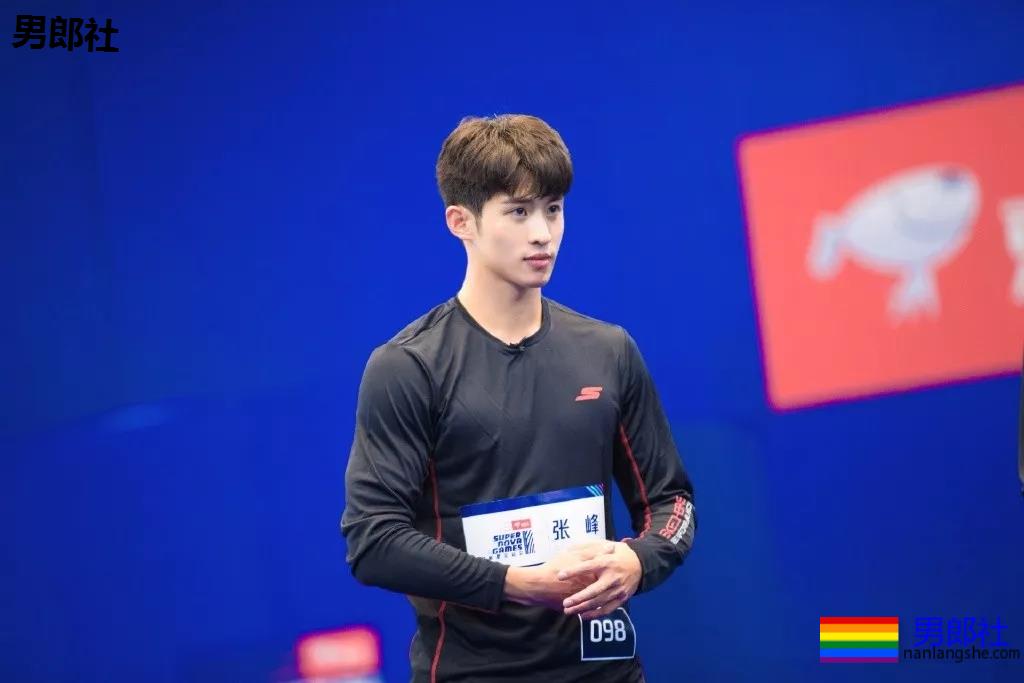 成龙背后高帅肌肉小狼狗扒到了!腹肌长腿鼻梁挺,实力惊人! - 51虹马 成龙背后高帅肌肉小狼狗扒到了!腹肌长腿鼻梁挺,实力惊人! - 51虹马