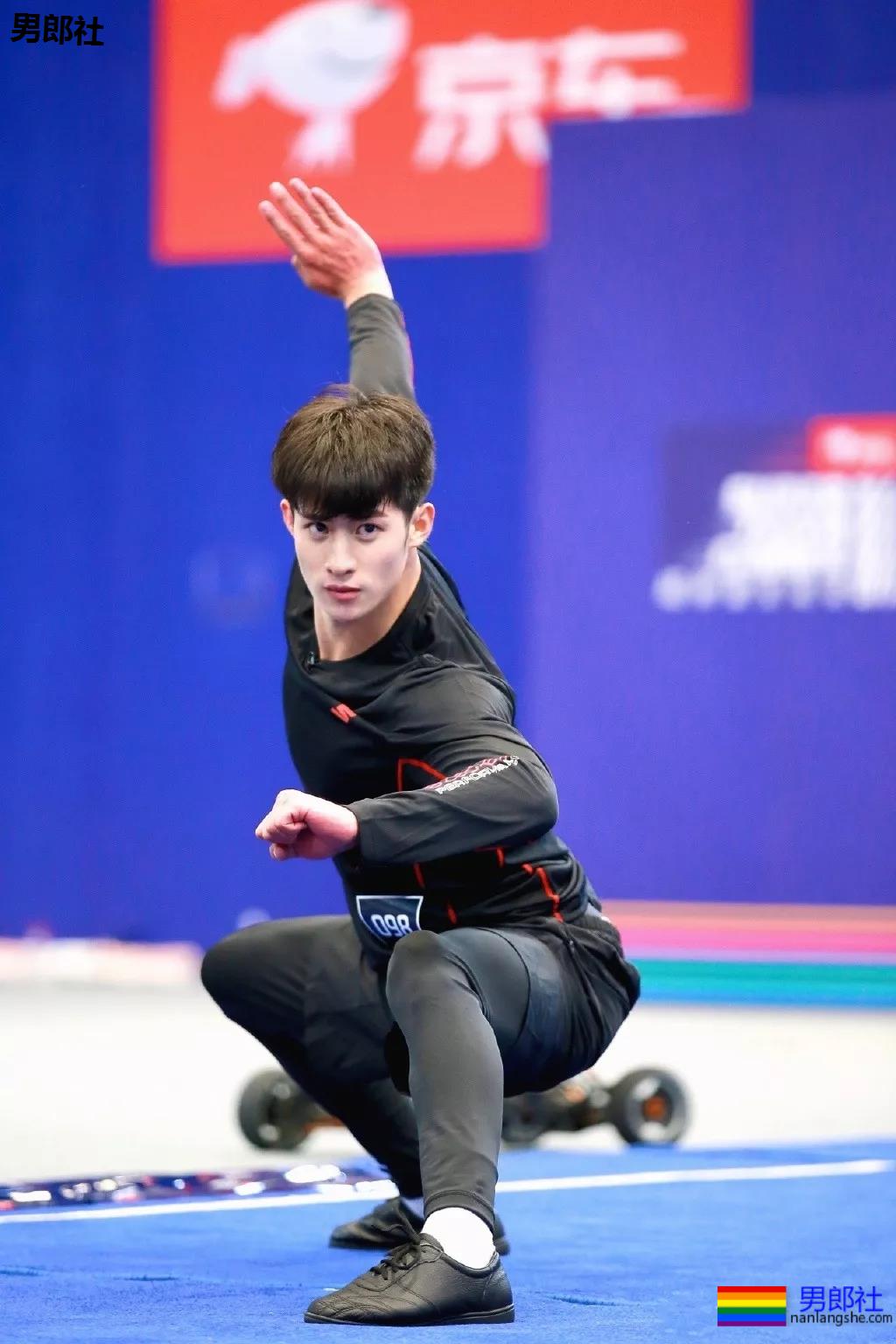 成龙背后高帅肌肉小狼狗扒到了!腹肌长腿鼻梁挺,实力惊人! - 51虹马 成龙背后高帅肌肉小狼狗扒到了!腹肌长腿鼻梁挺,实力惊人! - 51虹马