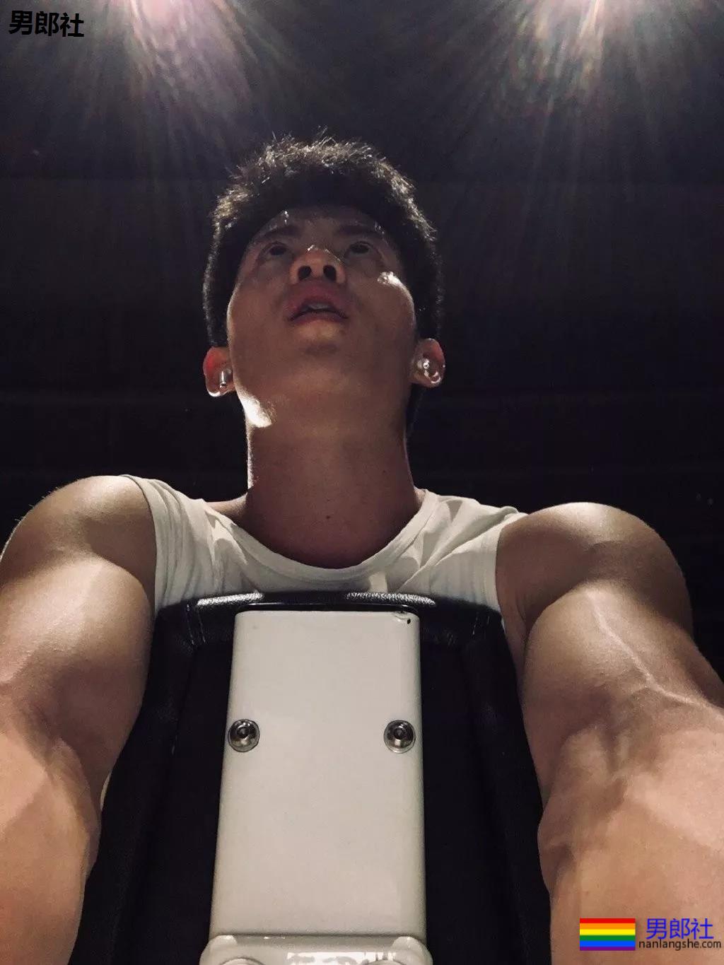 成龙背后高帅肌肉小狼狗扒到了!腹肌长腿鼻梁挺,实力惊人! - 51虹马 成龙背后高帅肌肉小狼狗扒到了!腹肌长腿鼻梁挺,实力惊人! - 51虹马