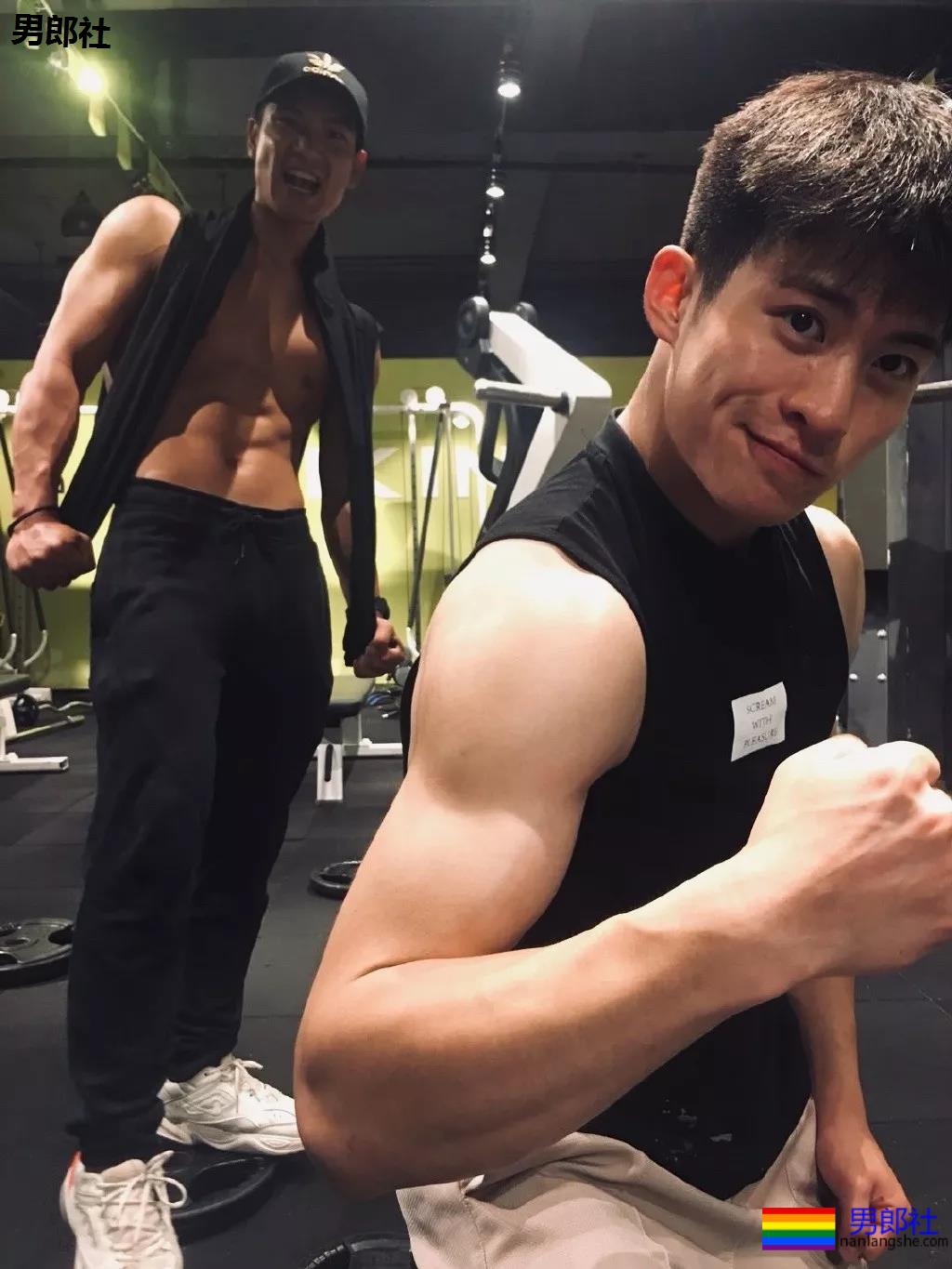 成龙背后高帅肌肉小狼狗扒到了!腹肌长腿鼻梁挺,实力惊人! - 51虹马 成龙背后高帅肌肉小狼狗扒到了!腹肌长腿鼻梁挺,实力惊人! - 51虹马