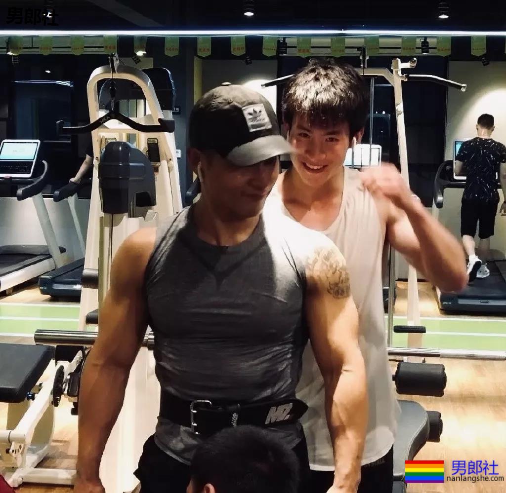 成龙背后高帅肌肉小狼狗扒到了!腹肌长腿鼻梁挺,实力惊人! - 51虹马 成龙背后高帅肌肉小狼狗扒到了!腹肌长腿鼻梁挺,实力惊人! - 51虹马