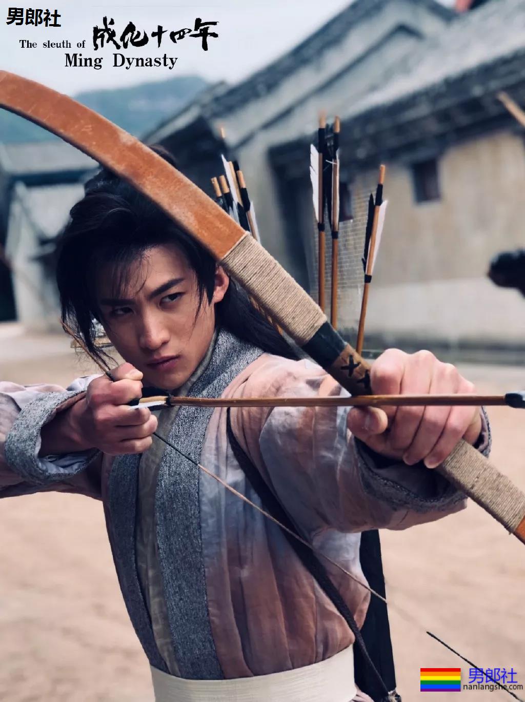 成龙背后高帅肌肉小狼狗扒到了!腹肌长腿鼻梁挺,实力惊人! - 51虹马 成龙背后高帅肌肉小狼狗扒到了!腹肌长腿鼻梁挺,实力惊人! - 51虹马