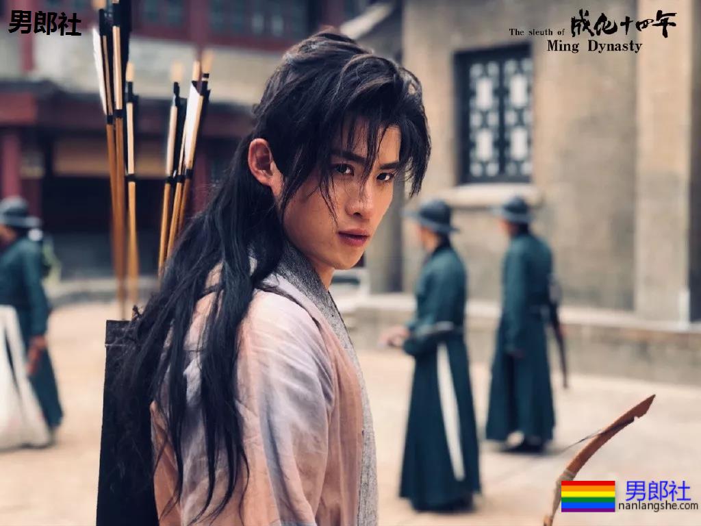 成龙背后高帅肌肉小狼狗扒到了!腹肌长腿鼻梁挺,实力惊人! - 51虹马 成龙背后高帅肌肉小狼狗扒到了!腹肌长腿鼻梁挺,实力惊人! - 51虹马