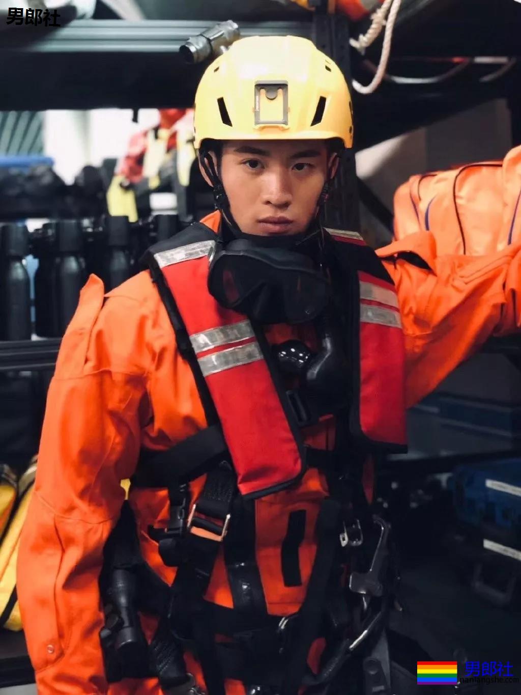 成龙背后高帅肌肉小狼狗扒到了!腹肌长腿鼻梁挺,实力惊人! - 51虹马 成龙背后高帅肌肉小狼狗扒到了!腹肌长腿鼻梁挺,实力惊人! - 51虹马