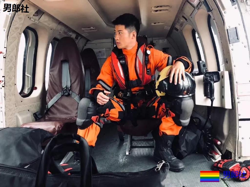 成龙背后高帅肌肉小狼狗扒到了!腹肌长腿鼻梁挺,实力惊人! - 51虹马 成龙背后高帅肌肉小狼狗扒到了!腹肌长腿鼻梁挺,实力惊人! - 51虹马