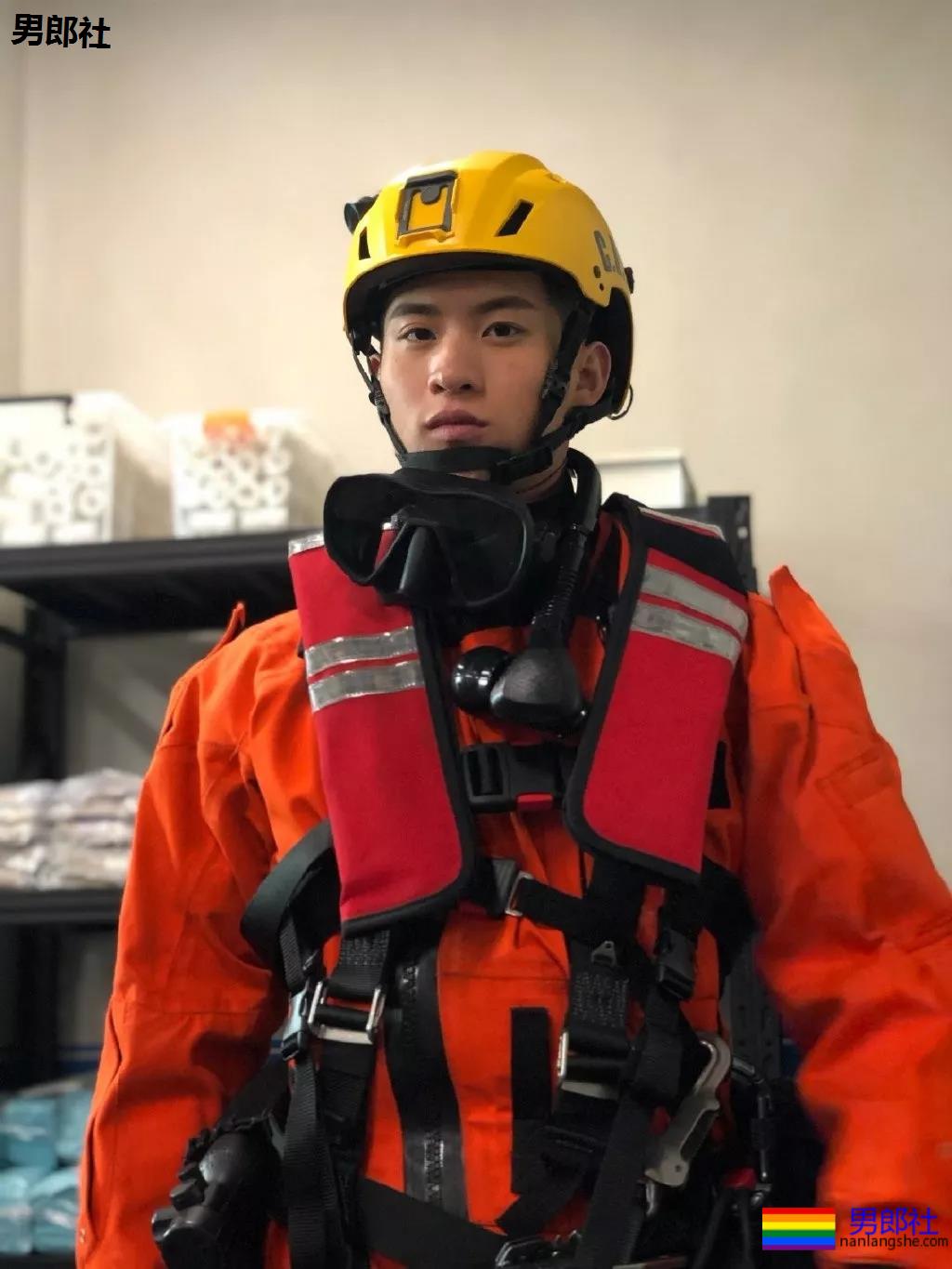 成龙背后高帅肌肉小狼狗扒到了!腹肌长腿鼻梁挺,实力惊人! - 51虹马 成龙背后高帅肌肉小狼狗扒到了!腹肌长腿鼻梁挺,实力惊人! - 51虹马