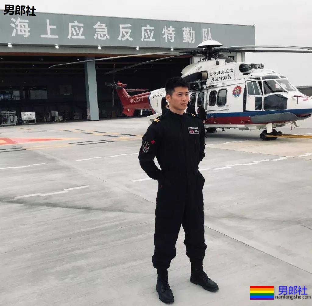 成龙背后高帅肌肉小狼狗扒到了!腹肌长腿鼻梁挺,实力惊人! - 51虹马 成龙背后高帅肌肉小狼狗扒到了!腹肌长腿鼻梁挺,实力惊人! - 51虹马