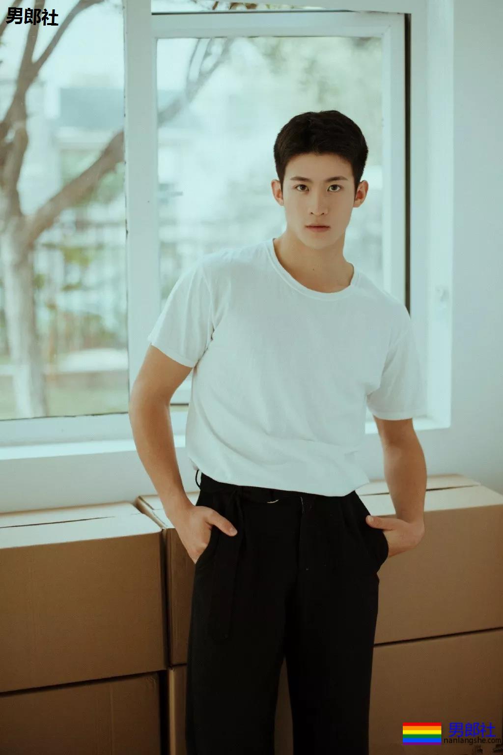 成龙背后高帅肌肉小狼狗扒到了!腹肌长腿鼻梁挺,实力惊人! - 51虹马 成龙背后高帅肌肉小狼狗扒到了!腹肌长腿鼻梁挺,实力惊人! - 51虹马