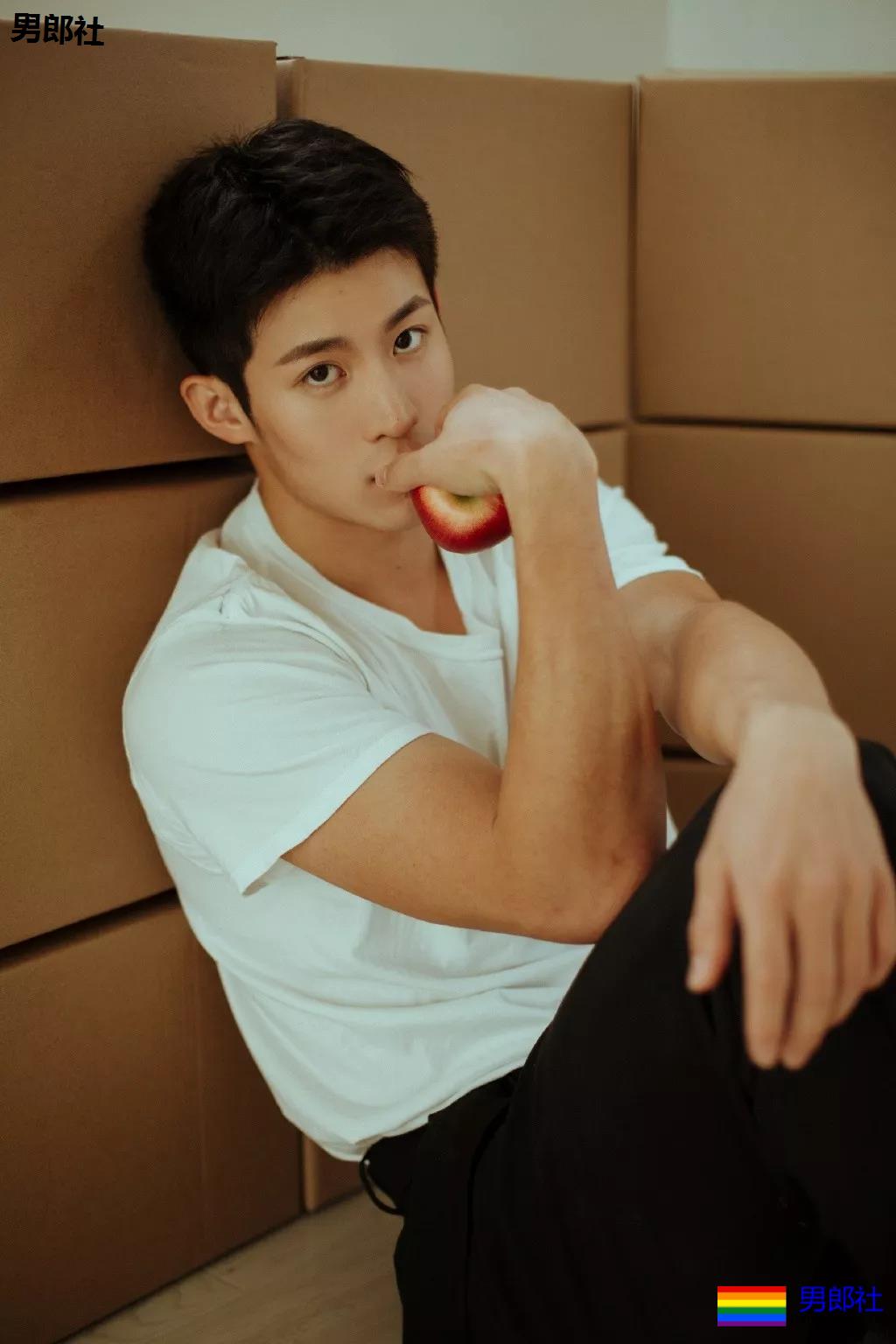 成龙背后高帅肌肉小狼狗扒到了!腹肌长腿鼻梁挺,实力惊人! - 51虹马 成龙背后高帅肌肉小狼狗扒到了!腹肌长腿鼻梁挺,实力惊人! - 51虹马