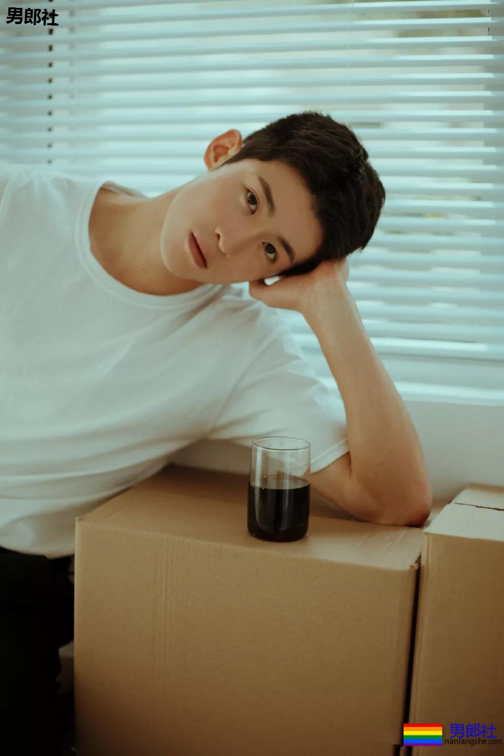 成龙背后高帅肌肉小狼狗扒到了!腹肌长腿鼻梁挺,实力惊人! - 51虹马 成龙背后高帅肌肉小狼狗扒到了!腹肌长腿鼻梁挺,实力惊人! - 51虹马