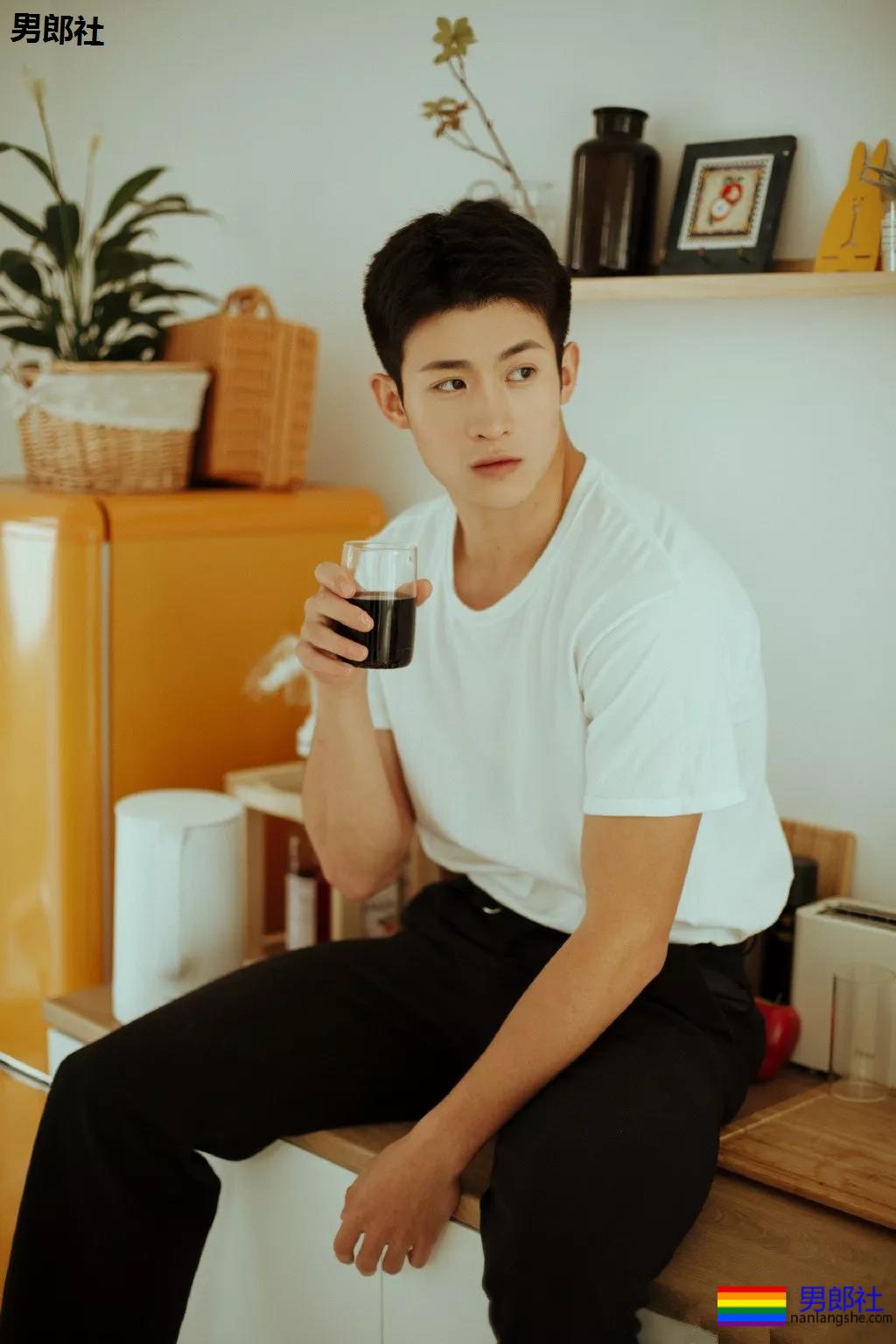 成龙背后高帅肌肉小狼狗扒到了!腹肌长腿鼻梁挺,实力惊人! - 51虹马 成龙背后高帅肌肉小狼狗扒到了!腹肌长腿鼻梁挺,实力惊人! - 51虹马