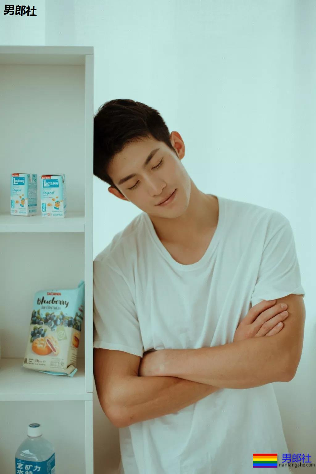 成龙背后高帅肌肉小狼狗扒到了!腹肌长腿鼻梁挺,实力惊人! - 51虹马 成龙背后高帅肌肉小狼狗扒到了!腹肌长腿鼻梁挺,实力惊人! - 51虹马