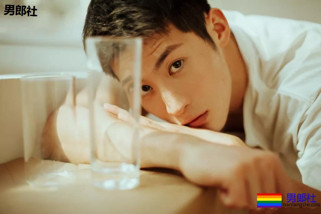 成龙背后高帅肌肉小狼狗扒到了!腹肌长腿鼻梁挺,实力惊人! - 51虹马 成龙背后高帅肌肉小狼狗扒到了!腹肌长腿鼻梁挺,实力惊人! - 51虹马