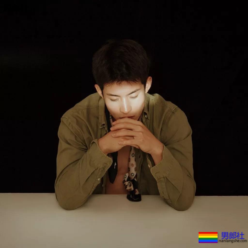 成龙背后高帅肌肉小狼狗扒到了!腹肌长腿鼻梁挺,实力惊人! - 51虹马 成龙背后高帅肌肉小狼狗扒到了!腹肌长腿鼻梁挺,实力惊人! - 51虹马