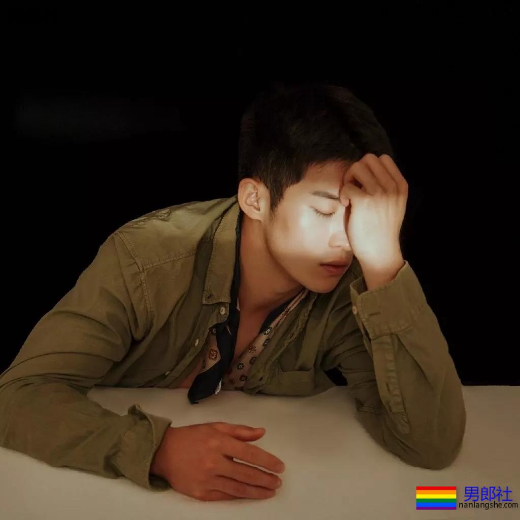 成龙背后高帅肌肉小狼狗扒到了!腹肌长腿鼻梁挺,实力惊人! - 51虹马 成龙背后高帅肌肉小狼狗扒到了!腹肌长腿鼻梁挺,实力惊人! - 51虹马