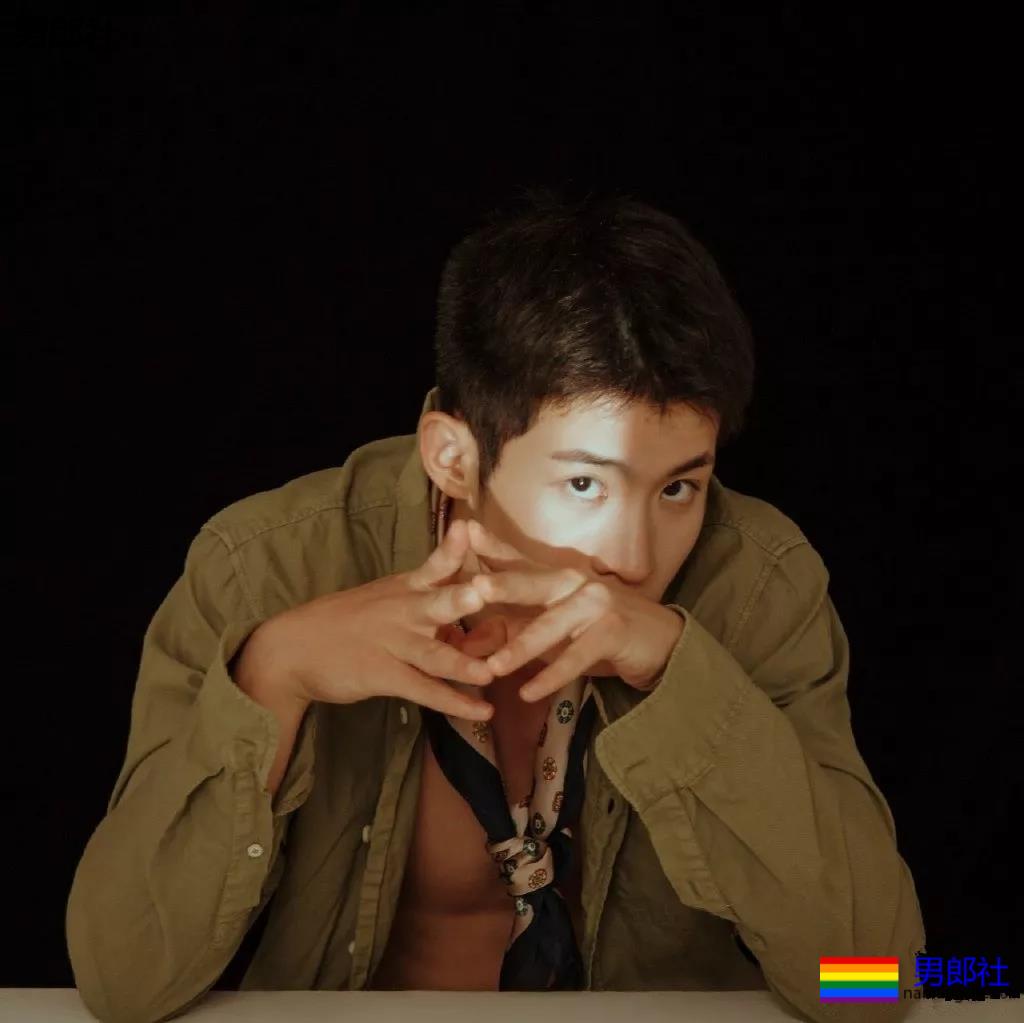 成龙背后高帅肌肉小狼狗扒到了!腹肌长腿鼻梁挺,实力惊人! - 51虹马 成龙背后高帅肌肉小狼狗扒到了!腹肌长腿鼻梁挺,实力惊人! - 51虹马