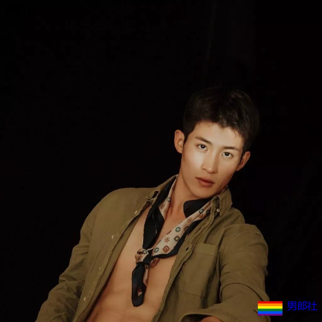 成龙背后高帅肌肉小狼狗扒到了!腹肌长腿鼻梁挺,实力惊人! - 51虹马 成龙背后高帅肌肉小狼狗扒到了!腹肌长腿鼻梁挺,实力惊人! - 51虹马