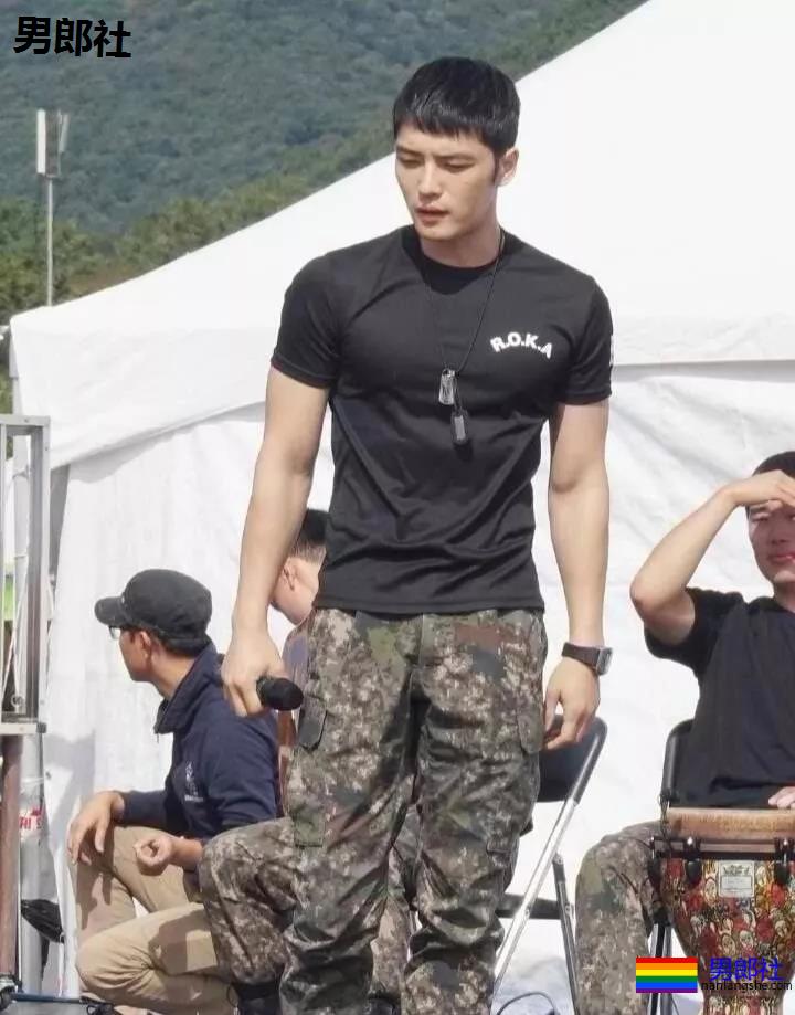 "金刚巴比"禁欲系男神被扒出浴室戏，馋到了馋到了！ - 51虹马