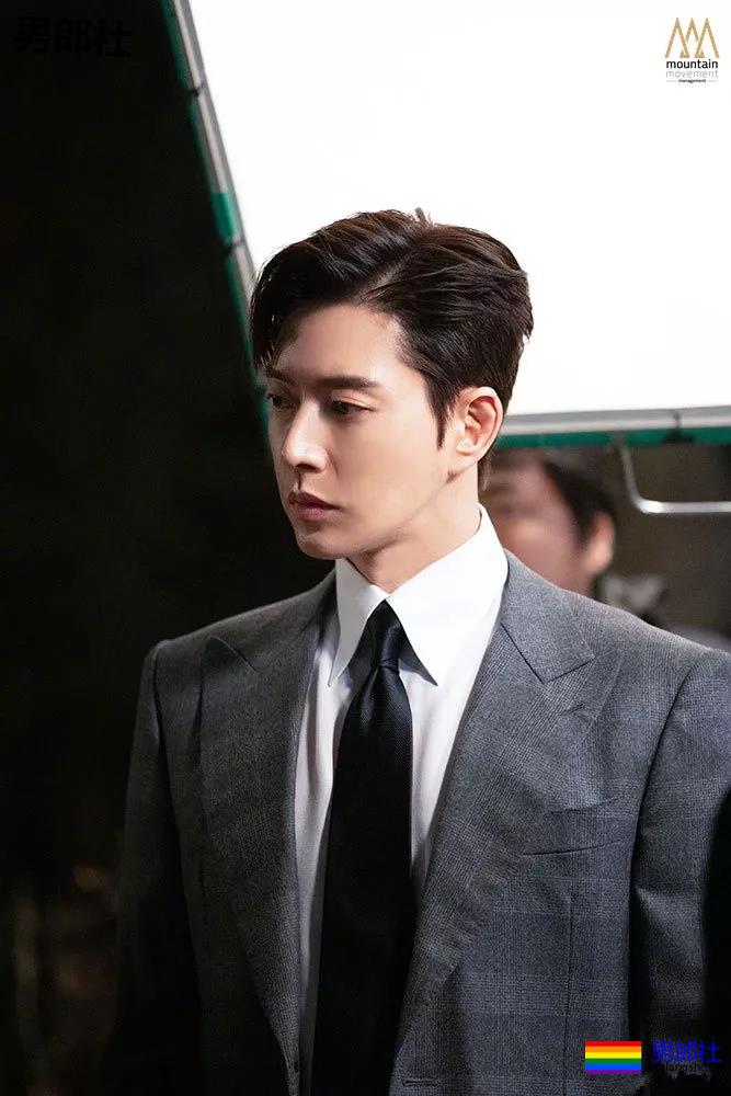 "金刚巴比"禁欲系男神被扒出浴室戏，馋到了馋到了！ - 51虹马