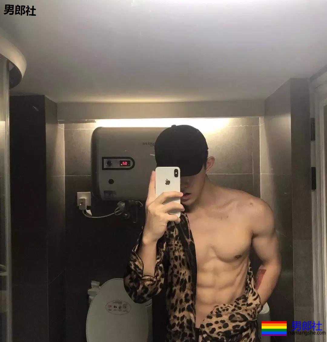 00后体育生的自拍秀，有点吃不消了~ - 51虹马