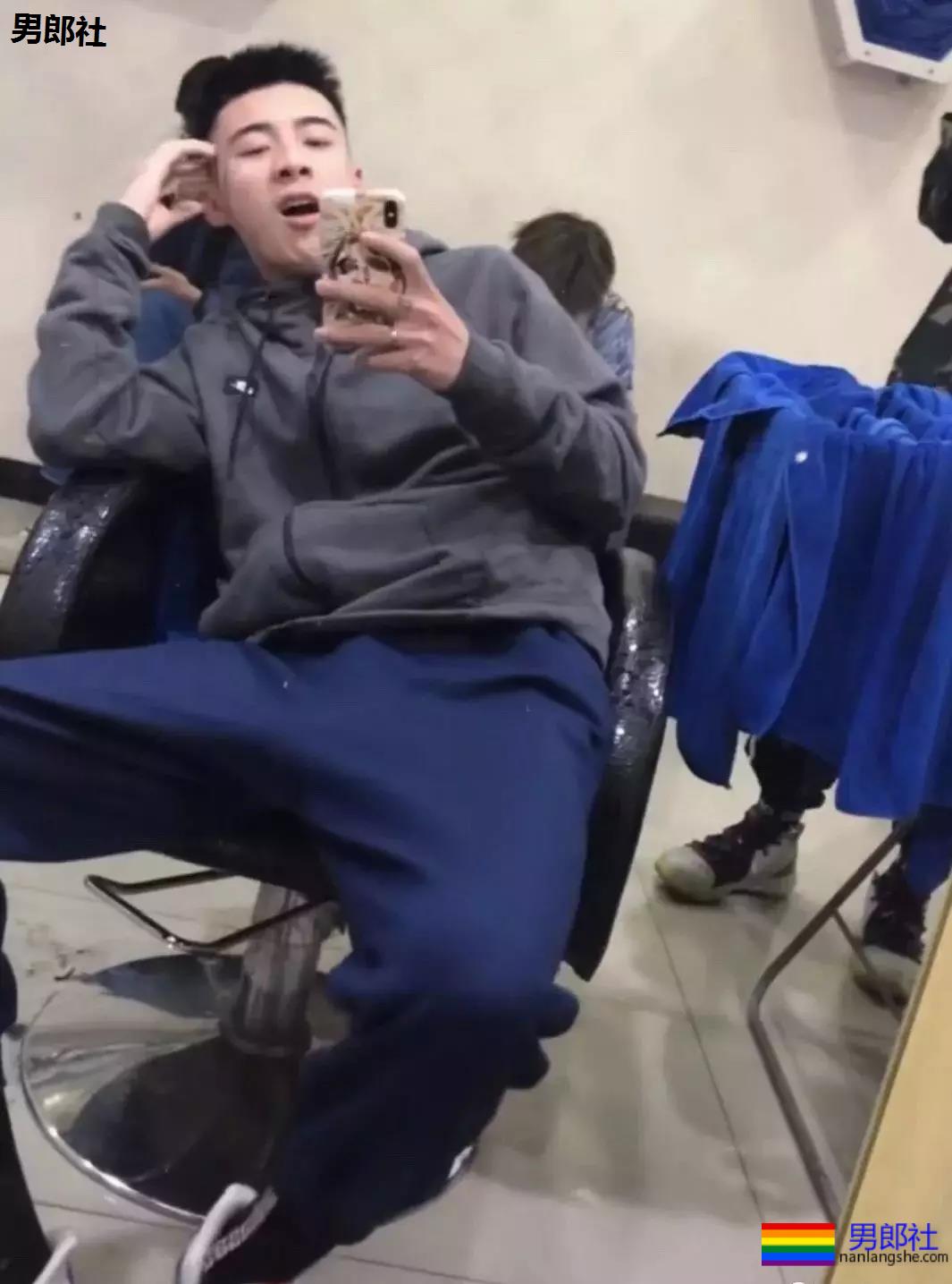 00后体育生的自拍秀，有点吃不消了~ - 51虹马