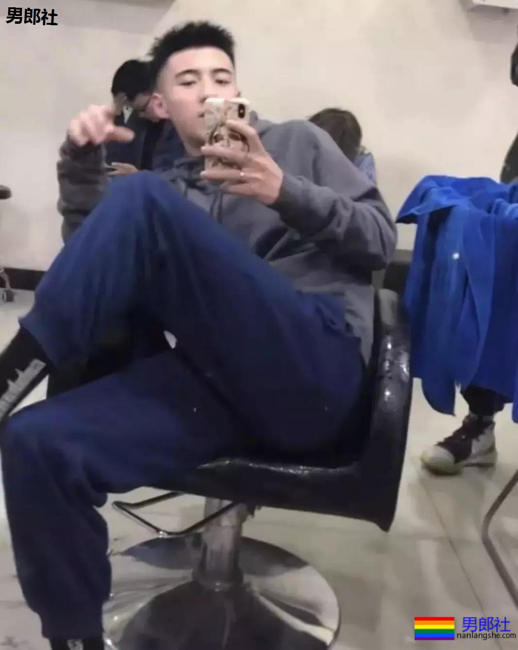 00后体育生的自拍秀，有点吃不消了~ - 51虹马