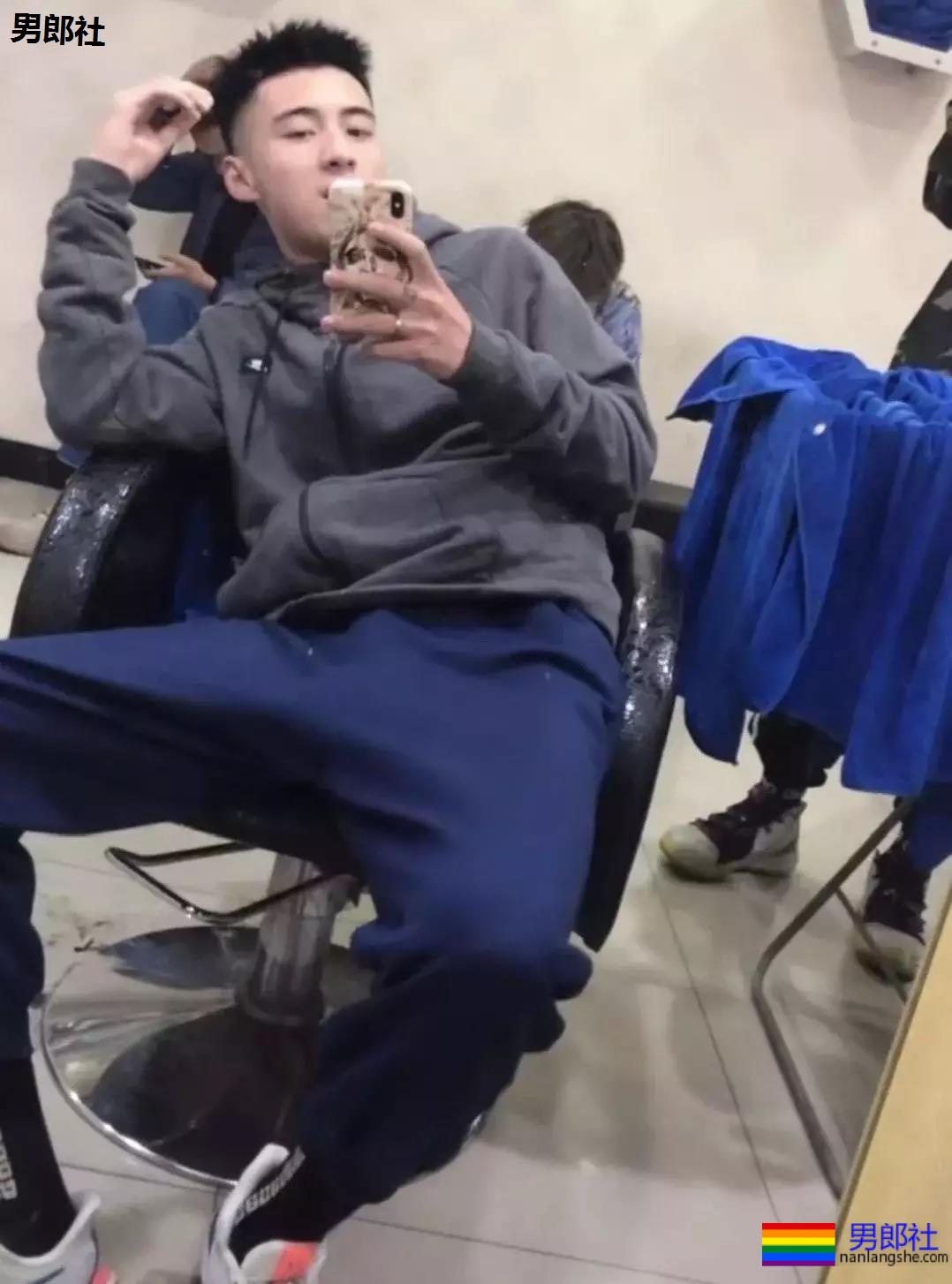 00后体育生的自拍秀，有点吃不消了~ - 51虹马