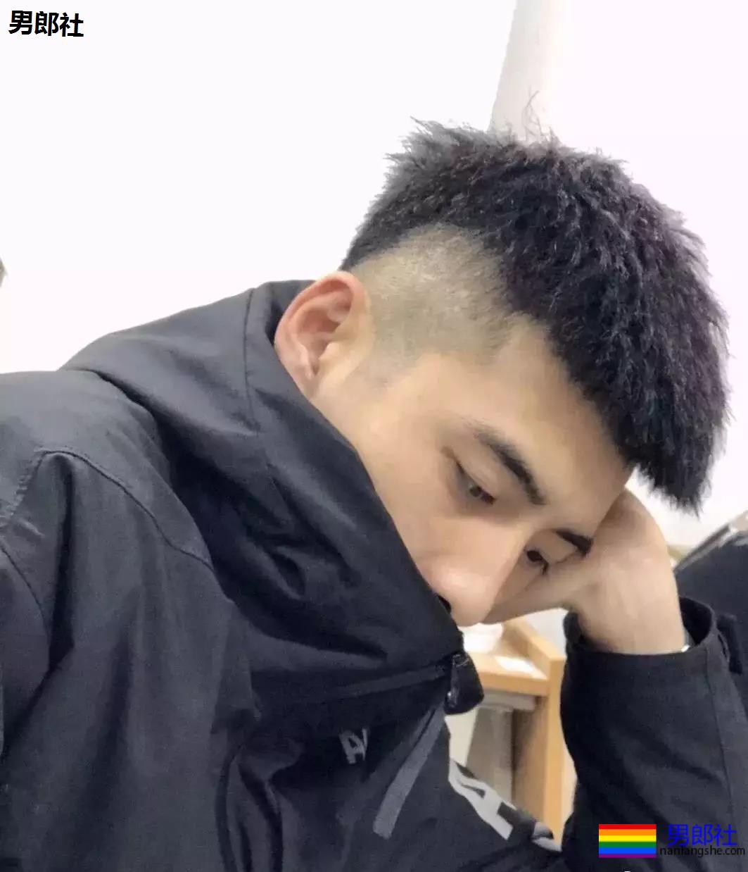 00后体育生的自拍秀，有点吃不消了~ - 51虹马