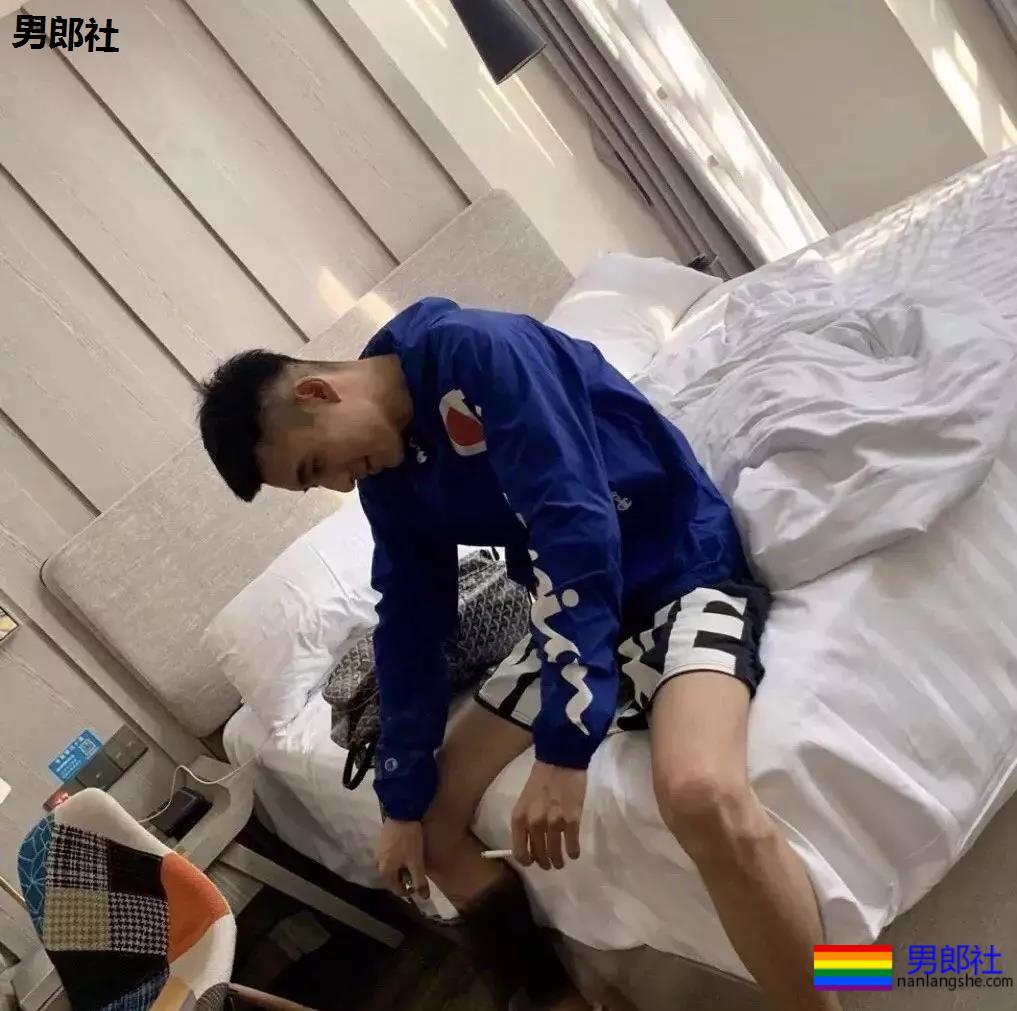 00后体育生的自拍秀，有点吃不消了~ - 51虹马