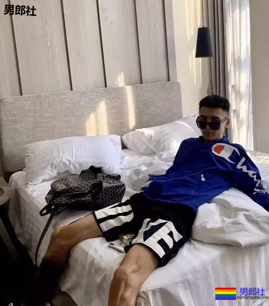 00后体育生的自拍秀，有点吃不消了~ - 51虹马