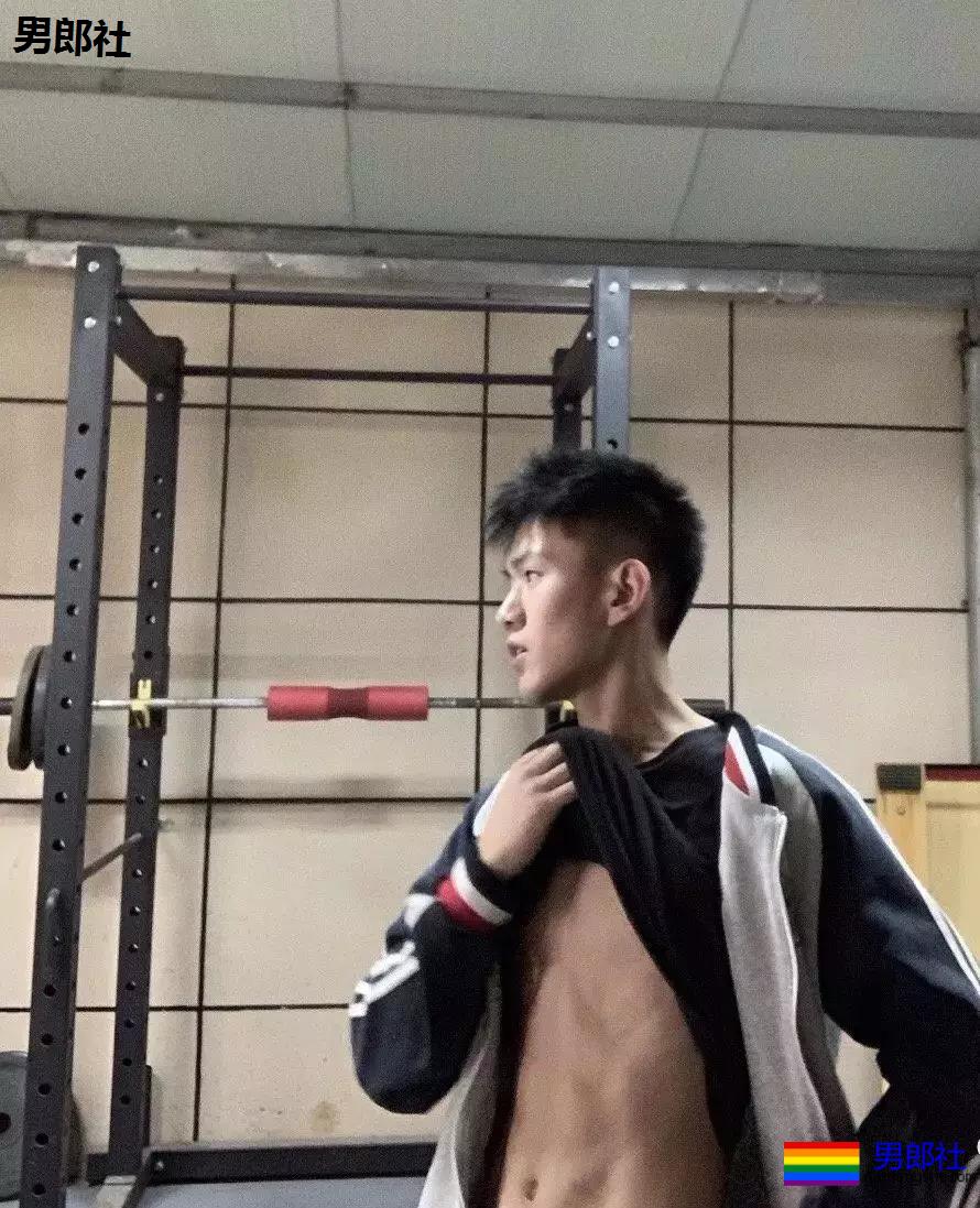 00后体育生的自拍秀，有点吃不消了~ - 51虹马