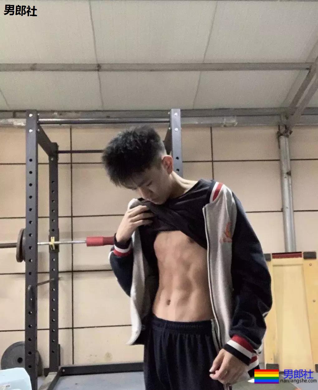 00后体育生的自拍秀，有点吃不消了~ - 51虹马