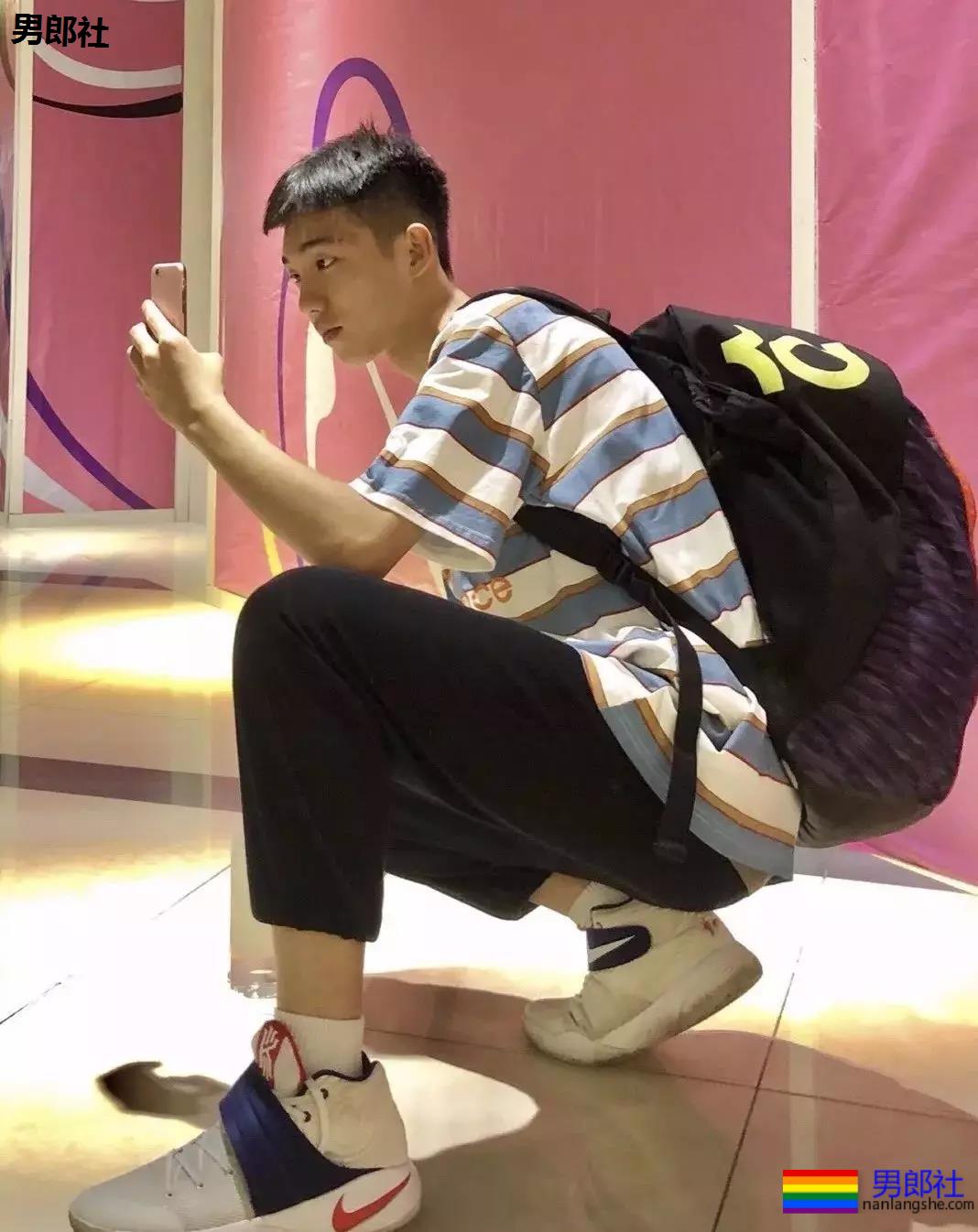 00后体育生的自拍秀，有点吃不消了~ - 51虹马