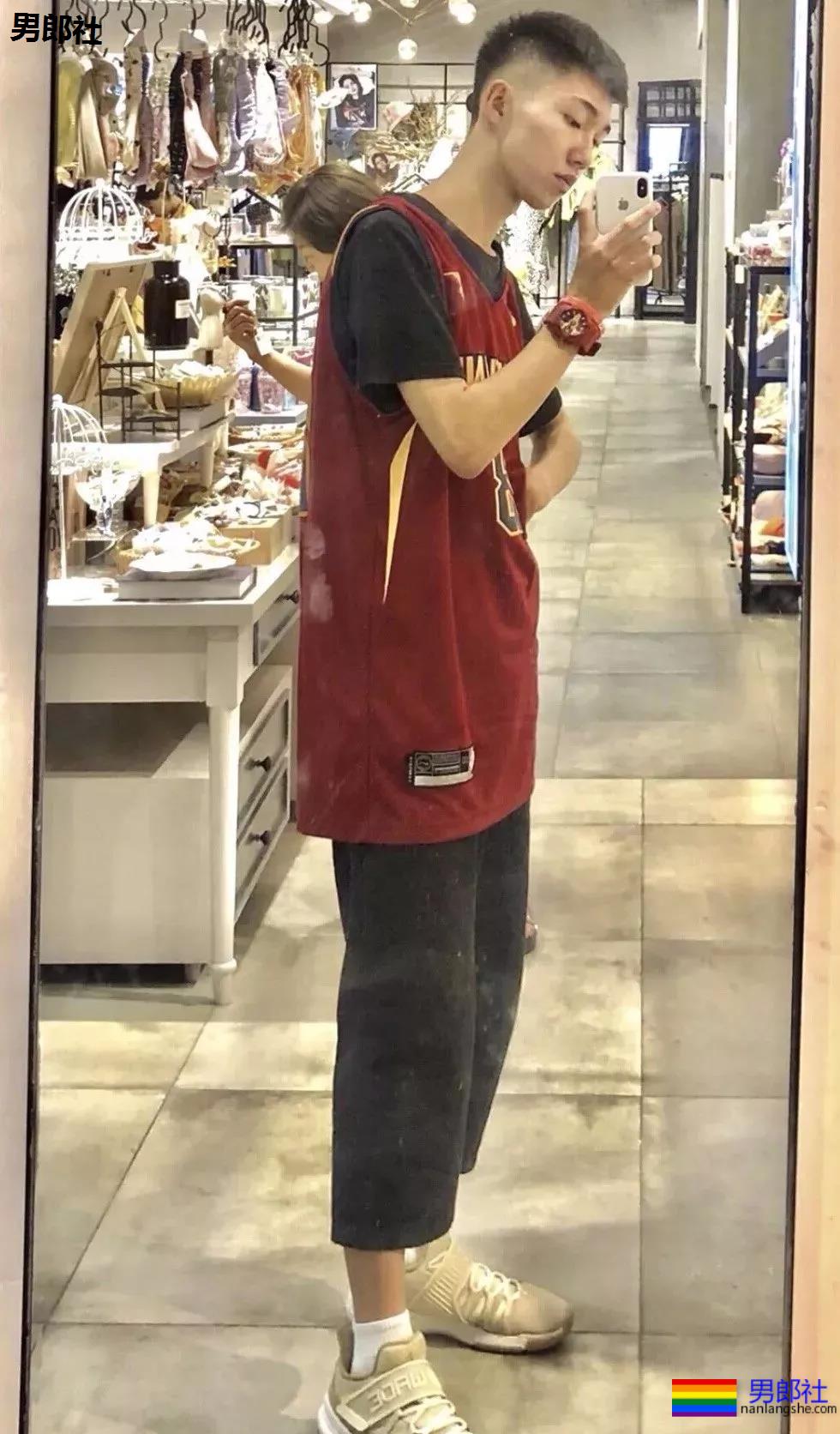 00后体育生的自拍秀，有点吃不消了~ - 51虹马