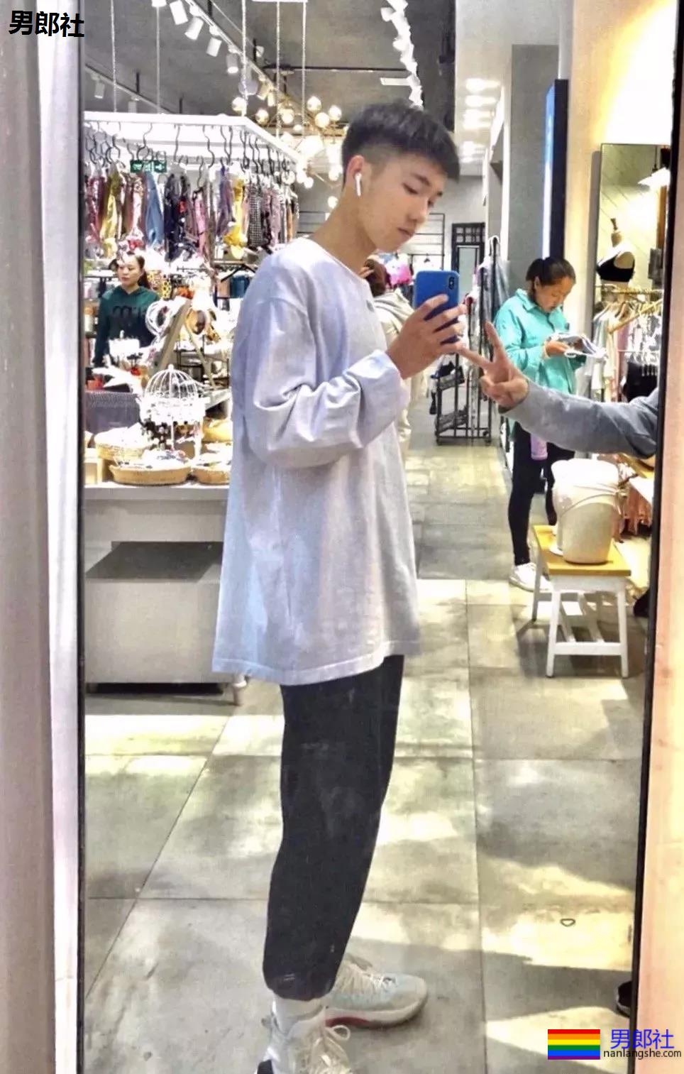 00后体育生的自拍秀，有点吃不消了~ - 51虹马