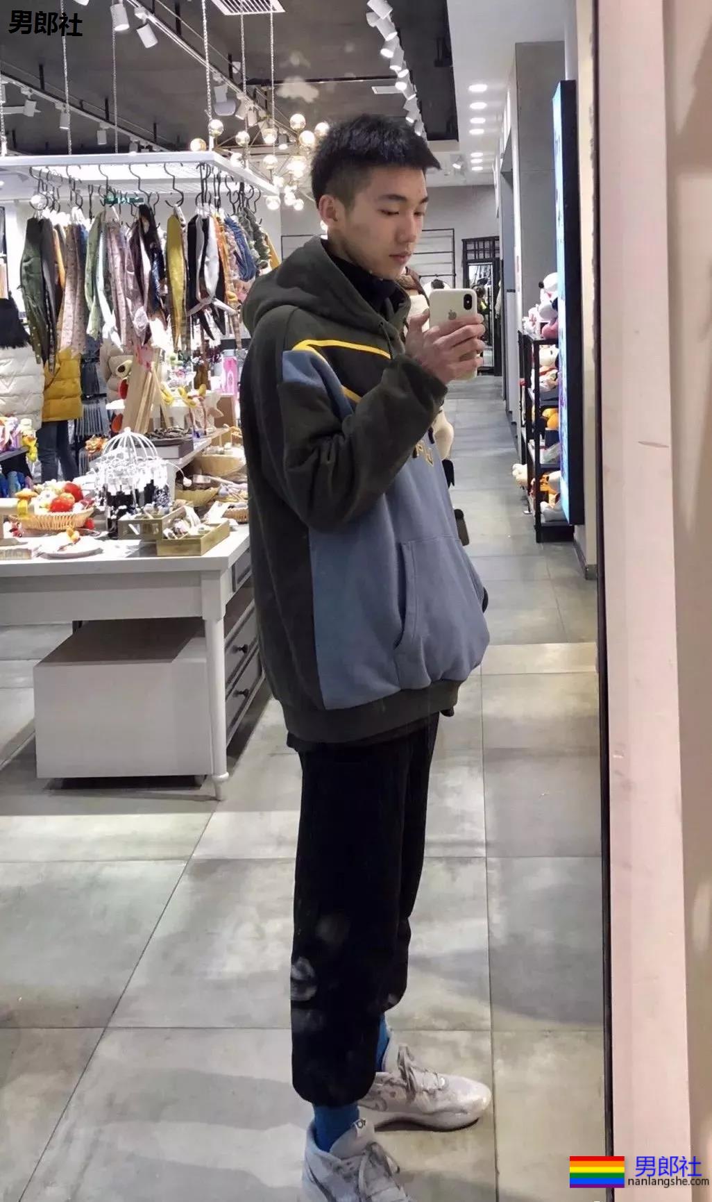 00后体育生的自拍秀，有点吃不消了~ - 51虹马