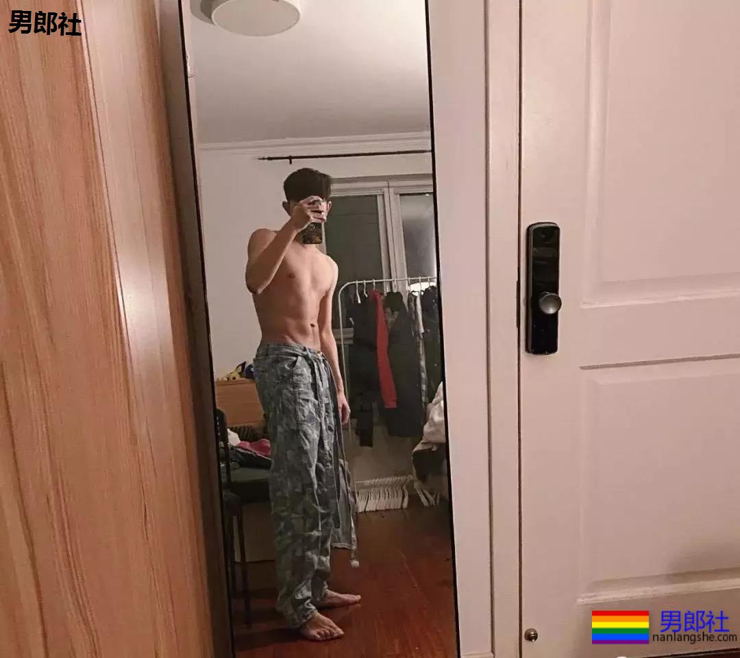 00后体育生的自拍秀，有点吃不消了~ - 51虹马