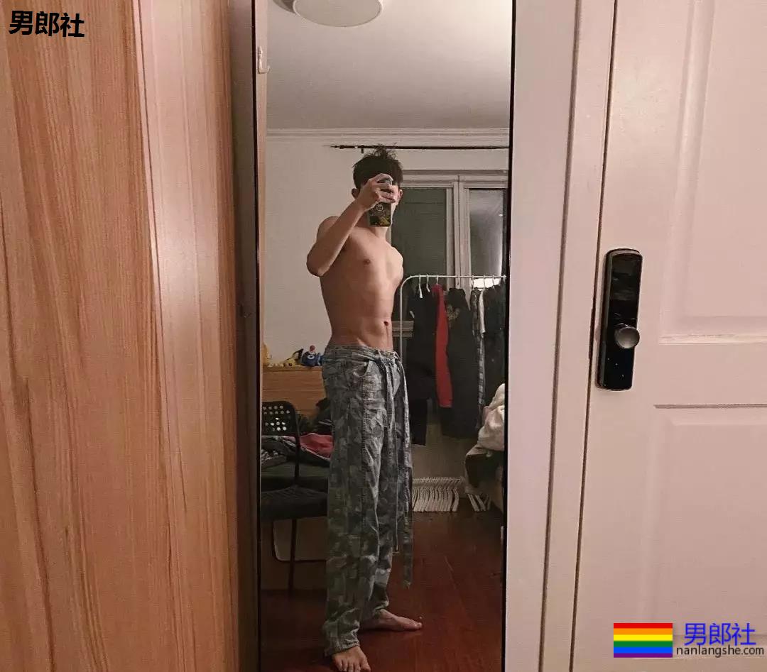 00后体育生的自拍秀，有点吃不消了~ - 51虹马