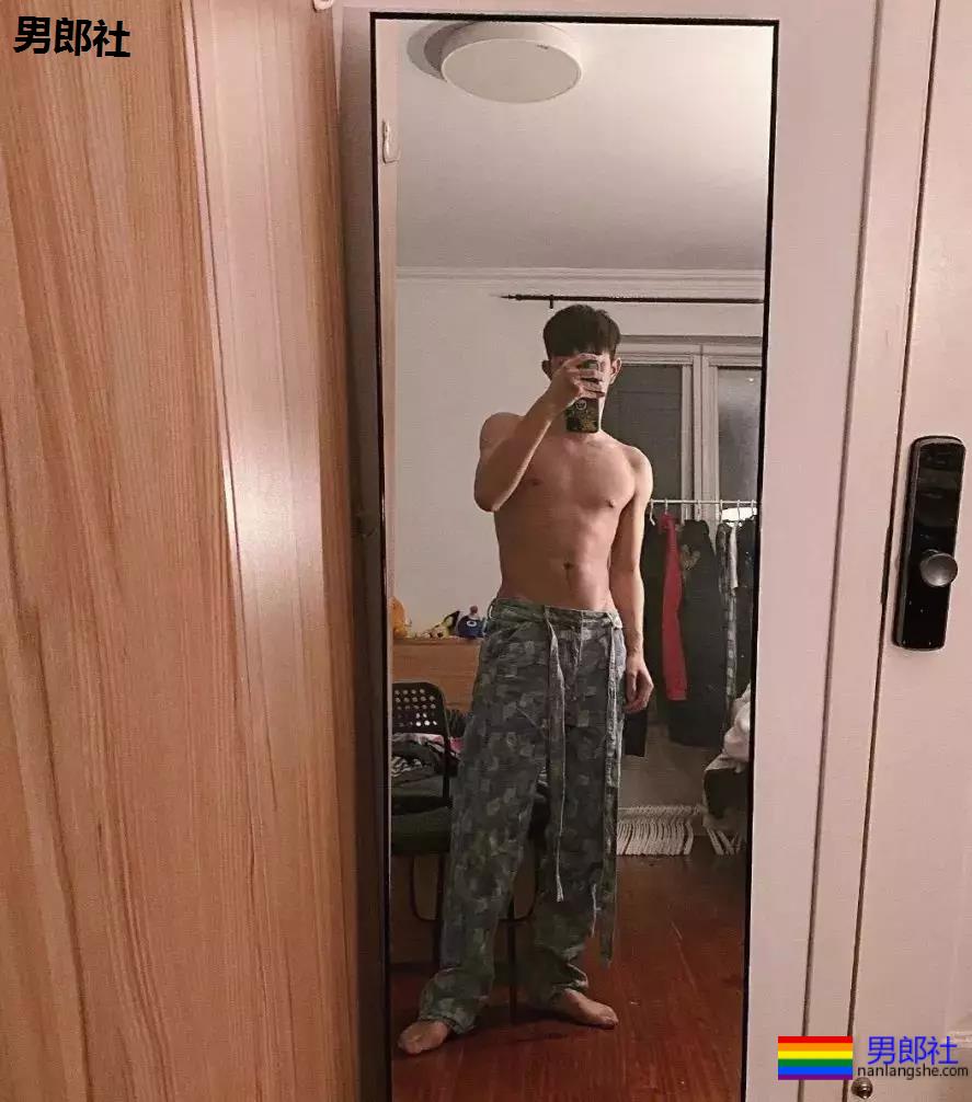 00后体育生的自拍秀，有点吃不消了~ - 51虹马