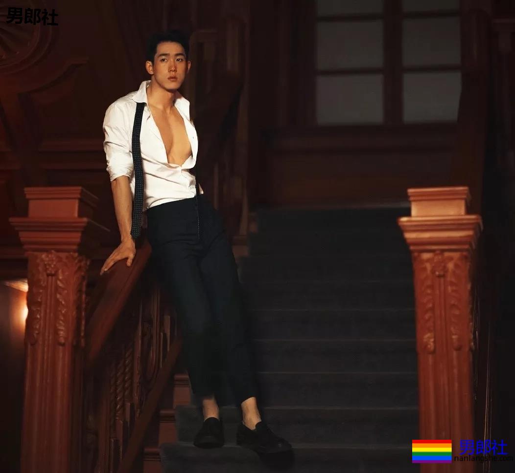 肌肉帅哥泳池秀，直男也扛不住了？ - 51虹马