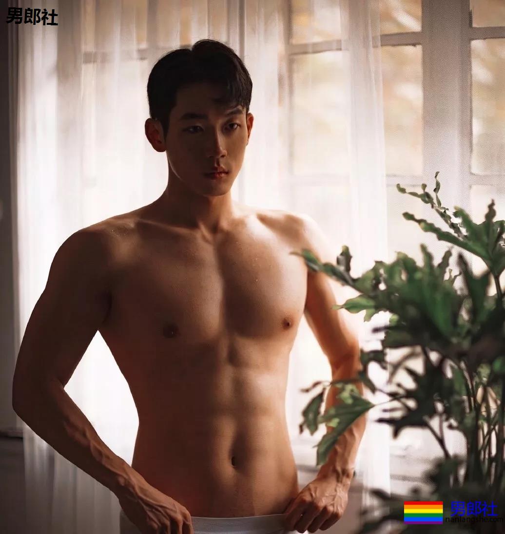 肌肉帅哥泳池秀，直男也扛不住了？ - 51虹马