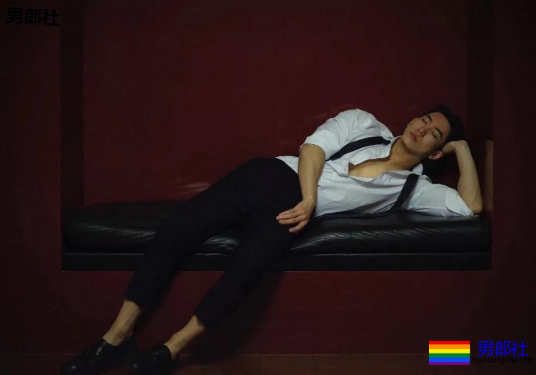 肌肉帅哥泳池秀，直男也扛不住了？ - 51虹马