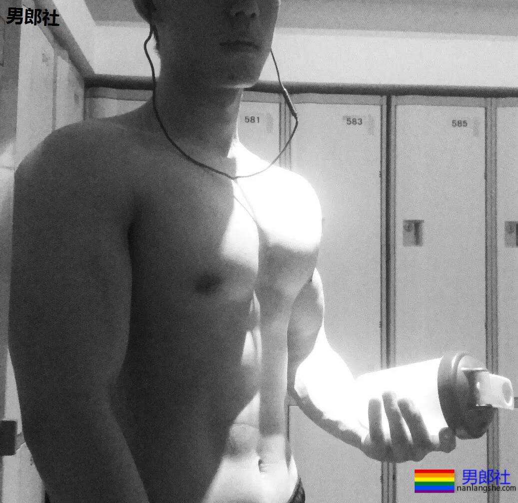 肌肉帅哥泳池秀，直男也扛不住了？ - 51虹马