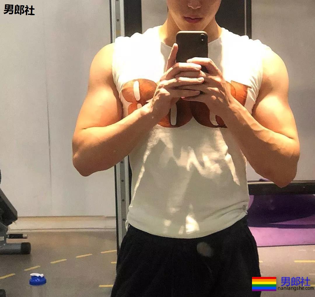 肌肉帅哥泳池秀，直男也扛不住了？ - 51虹马