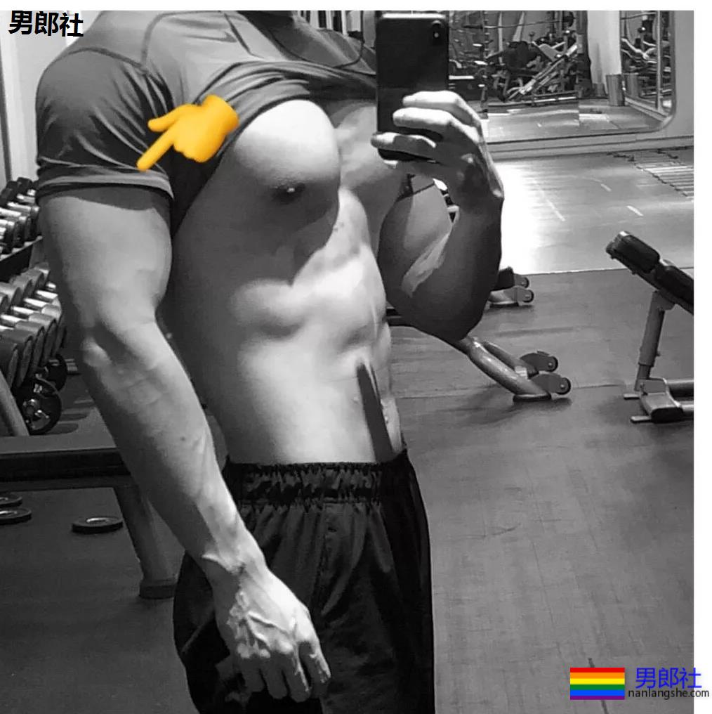 肌肉帅哥泳池秀，直男也扛不住了？ - 51虹马