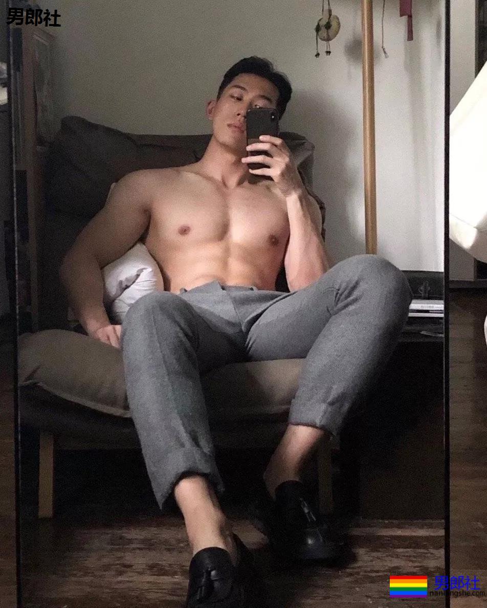 肌肉帅哥泳池秀，直男也扛不住了？ - 51虹马