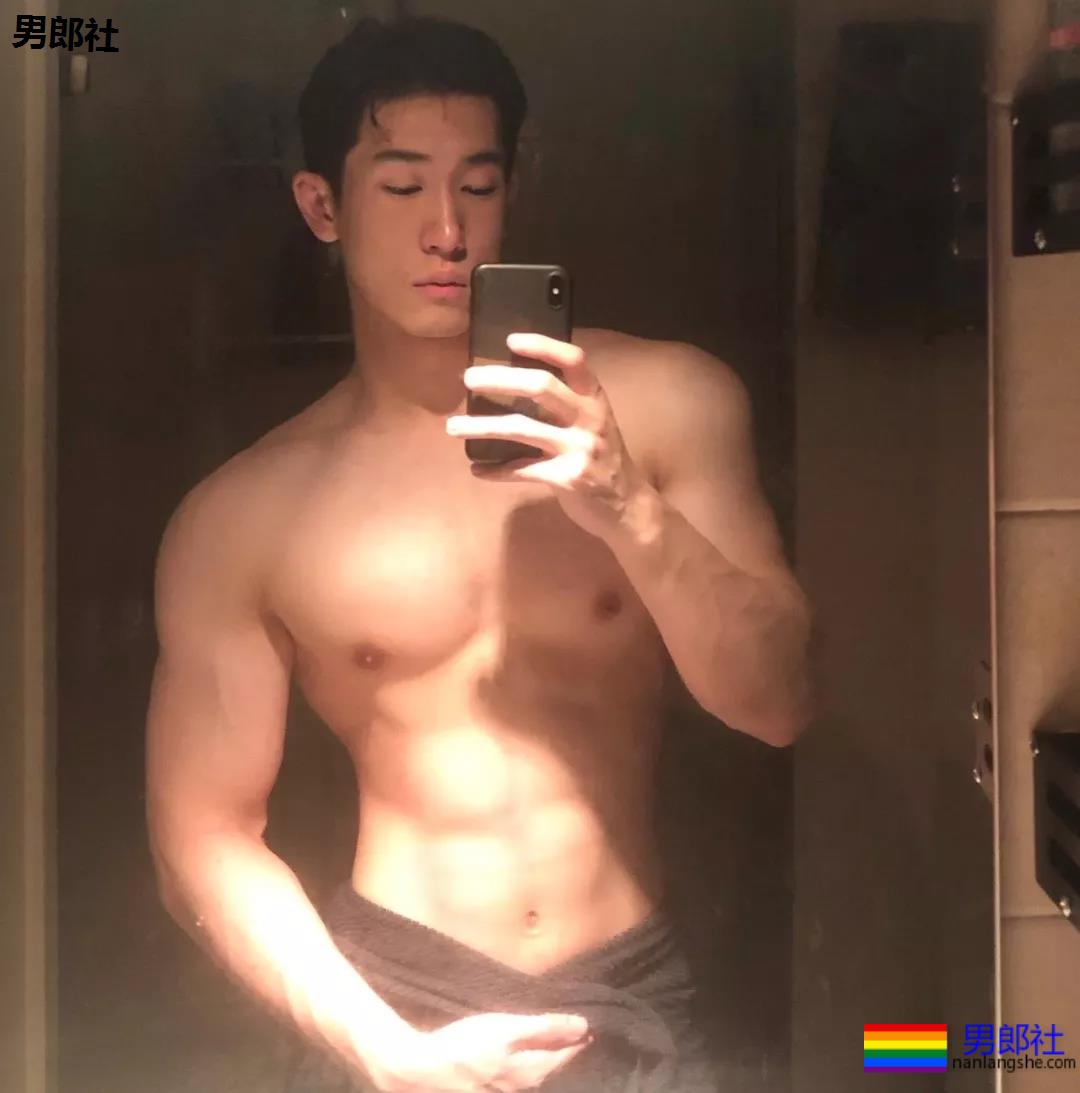 肌肉帅哥泳池秀，直男也扛不住了？ - 51虹马